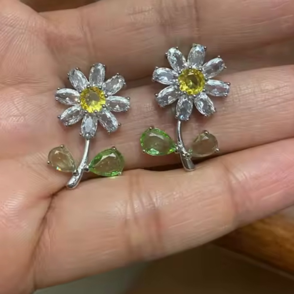 Daisy Floral Crystal Earrings - Picture 8 of 16